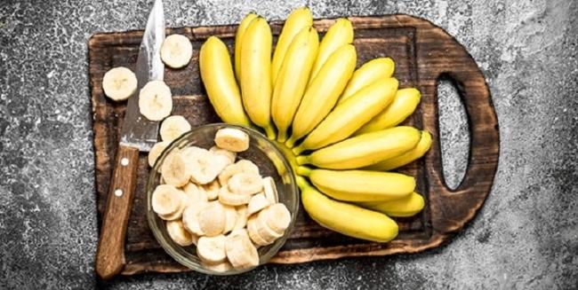 Bananas are one of the foods rich in fiber, good for weight loss.