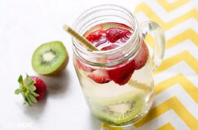 Strawberries and kiwi Water detox
