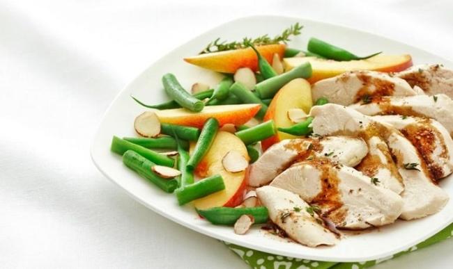 Change processing weight loss menu with boiled chicken breast and boiled vegetables.