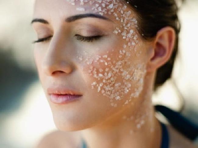 Salt not only helps skincare, but it is also an effective way to reduce face and chin fat.