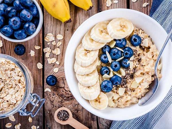 Do not cook too porridge and eat with fruits, seeds rich in fiber to reduce boredom.