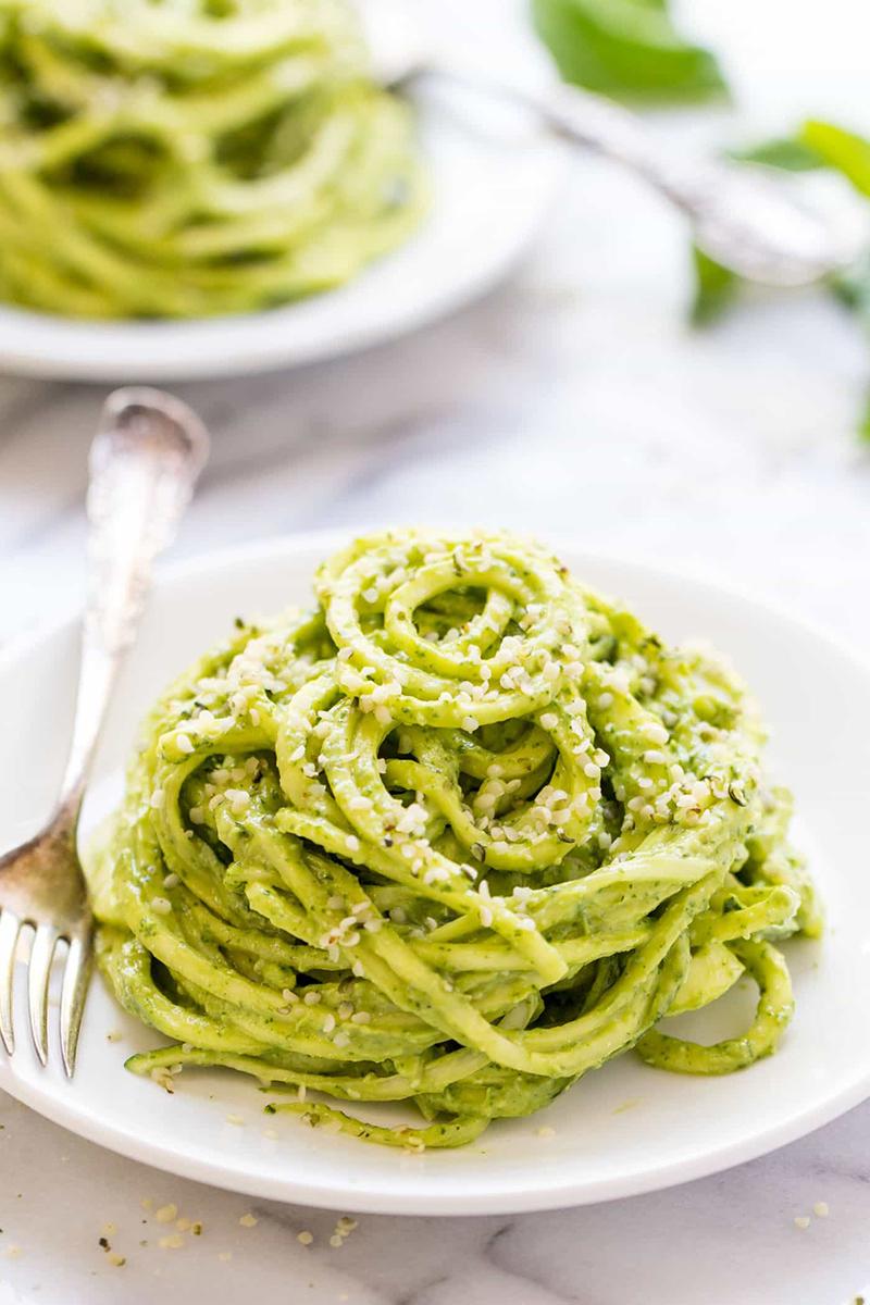 Zucchini noodles with pesto sauce (475 cal)