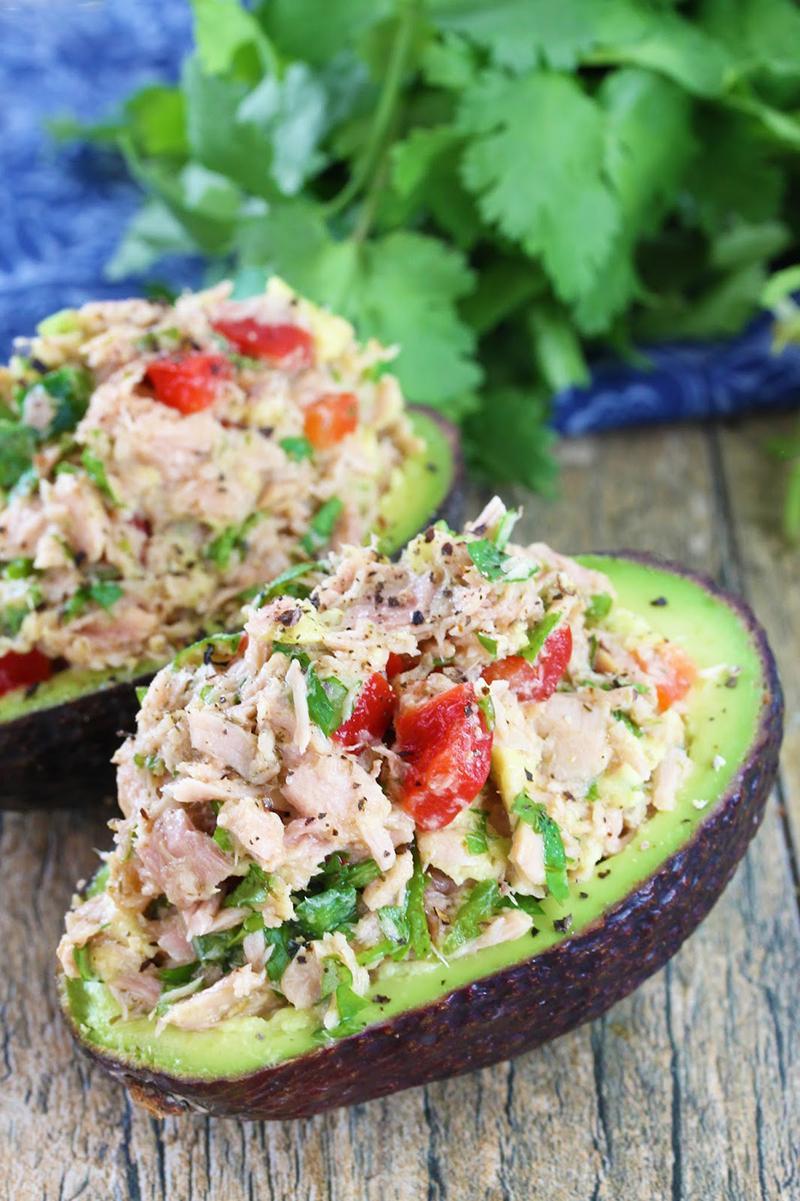 Eat clean lunch with avocado stuffed tuna (478 cal)