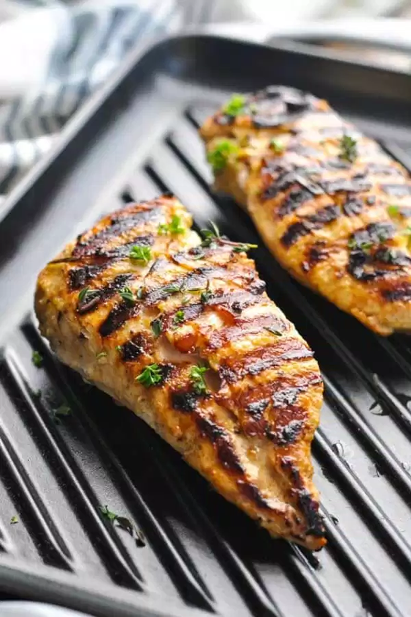 Meanwhile, ½ piece of grilled chicken fillet (about the weight of a sausage) contains only about 73 calories and 0.4 g of saturated fat.