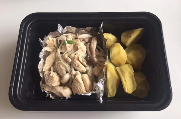 Boiled sweet potatoes and stir-fried chicken with mushrooms