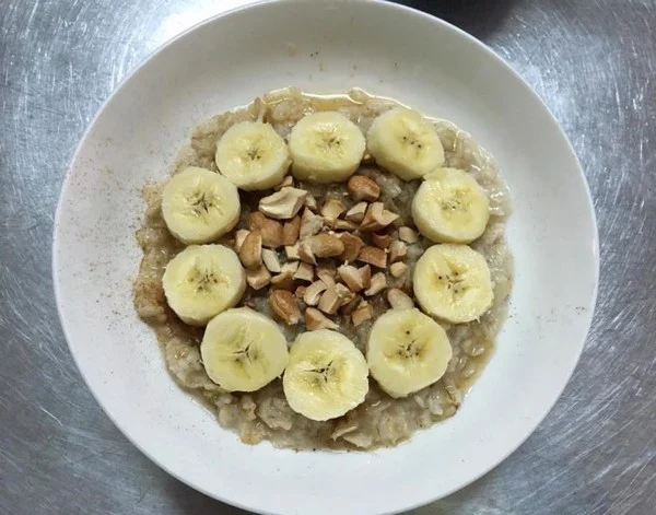 Porridge oats, bananas, and cashews