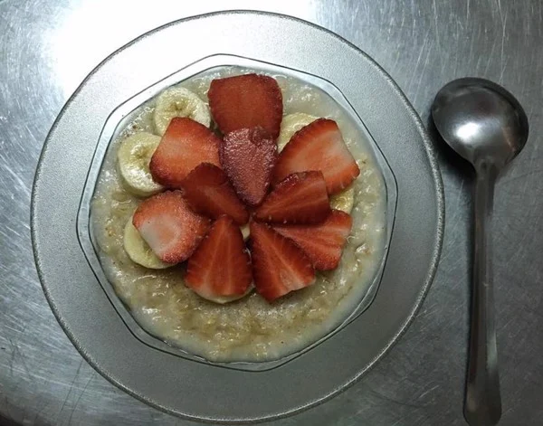 Porridge oats, bananas, and strawberries