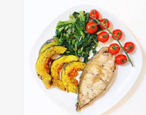 Pan-fried fish, tomatoes, and boiled vegetables